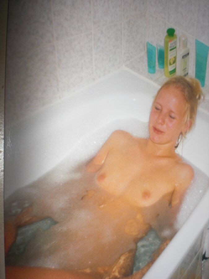 Free porn pics of teen Susi taking a bath! 8 of 8 pics