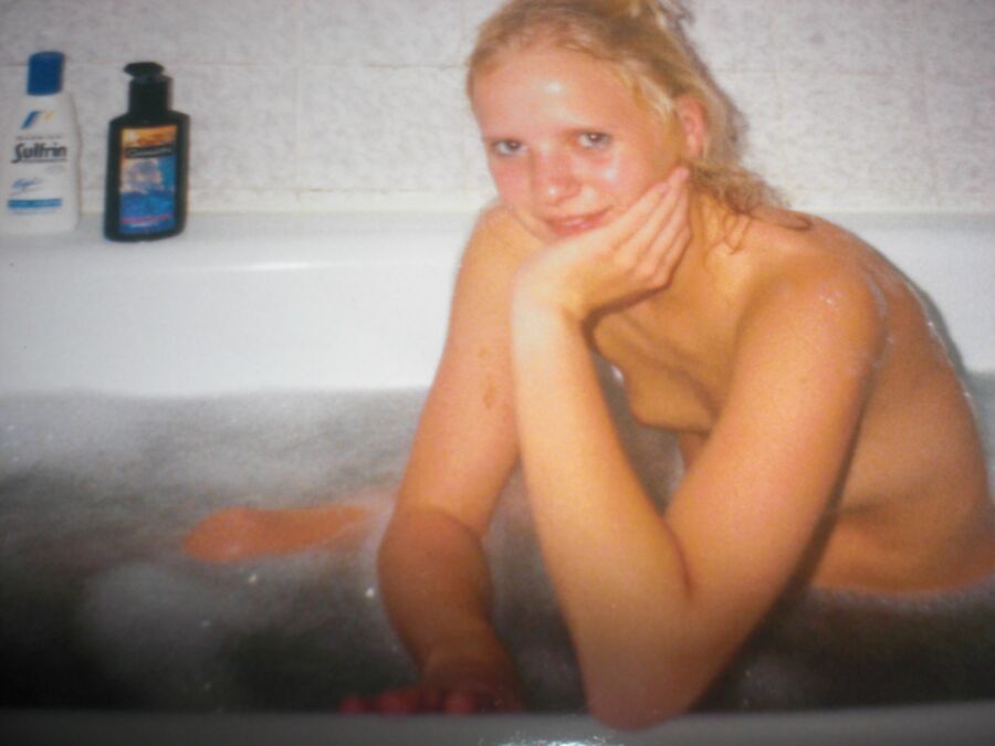 Free porn pics of teen Susi taking a bath! 1 of 8 pics