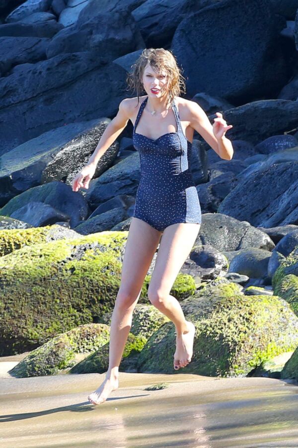 Free porn pics of Taylor Swift at the beach 14 of 16 pics