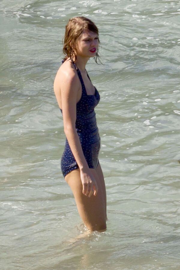 Free porn pics of Taylor Swift at the beach 3 of 16 pics