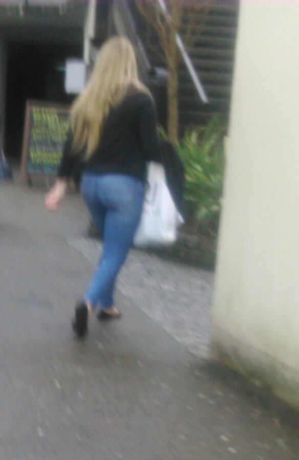 Free porn pics of Random street slut with lovely fat ass I felt deserved to be on  6 of 6 pics