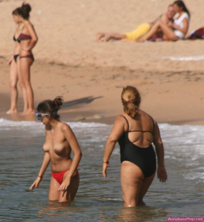 Free porn pics of Hot Nudist Beach 21 of 40 pics