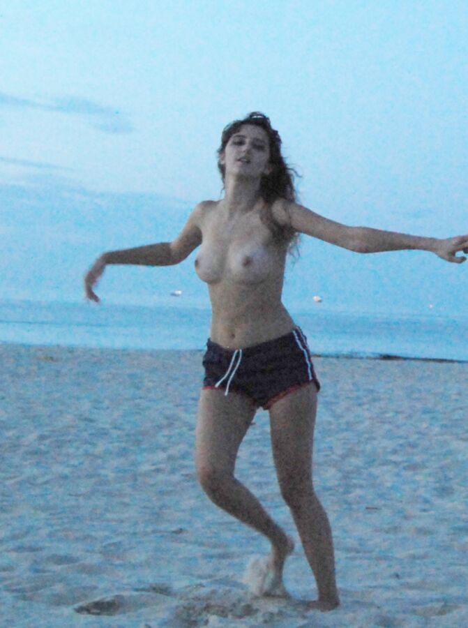 Free porn pics of Agata polish webwhore on the beach 1 of 17 pics