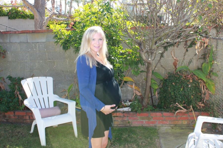 Free porn pics of Mrs. Lotze (Twin Pregnancy Sessions) 12 of 24 pics