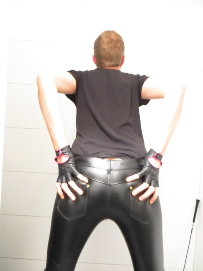 Free porn pics of worship my ass in leather 4 of 7 pics