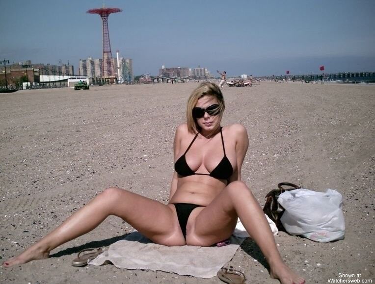Free porn pics of blonde at the beach 7 of 10 pics