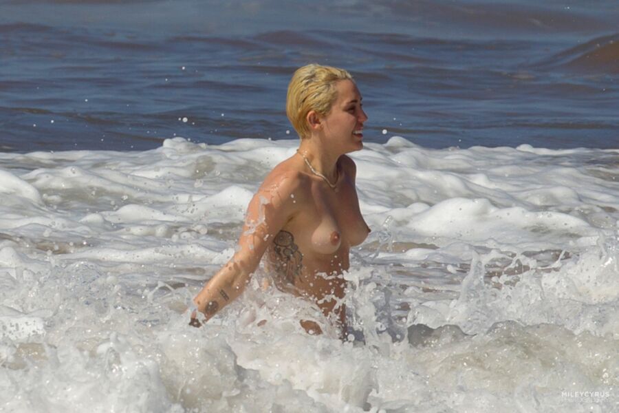 Free porn pics of M C - Topless in Hawaii 17 of 33 pics