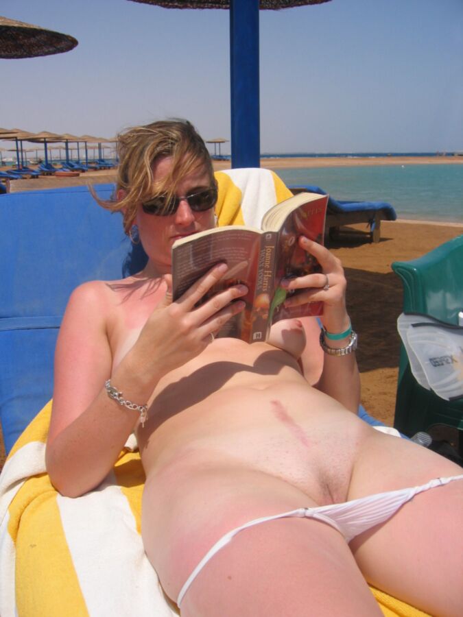 Free porn pics of candid voyeur sunbathing with her book 8 of 11 pics