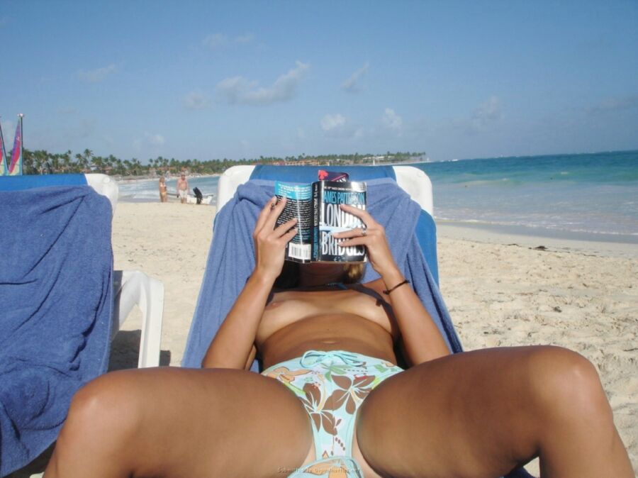 Free porn pics of candid voyeur sunbathing with her book 6 of 11 pics