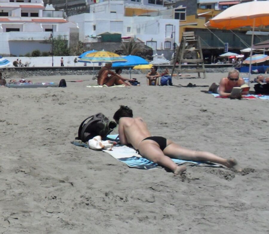 Free porn pics of Holiday candids - topless & bikini in Costa Blanca & Tenerife 6 of 12 pics
