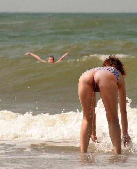 Free porn pics of Quick Piss on the beach VIII 6 of 8 pics